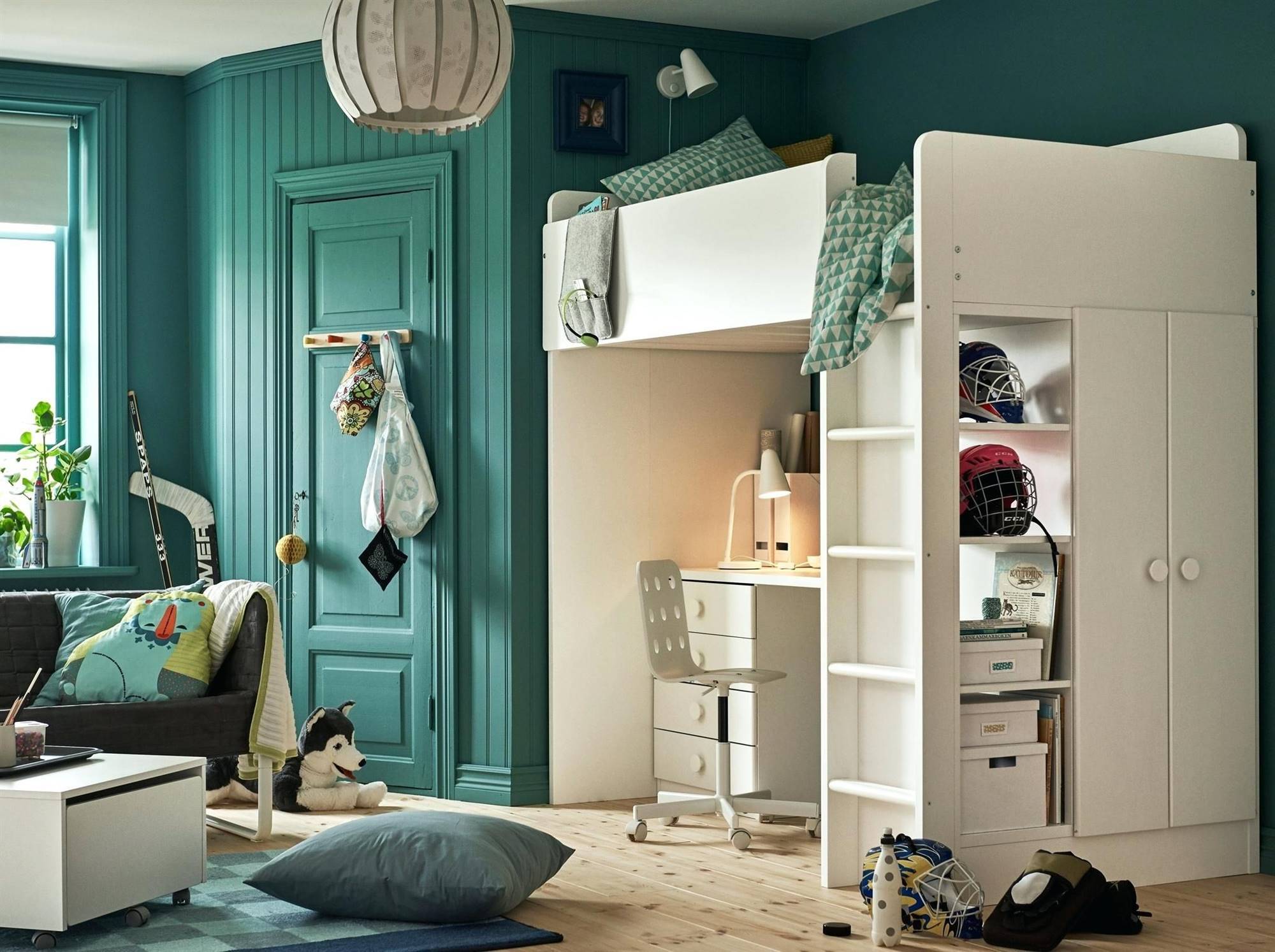 Dormitorio juvenil de IKEA con litera SMÅSTAD, armario y escritorio integrado