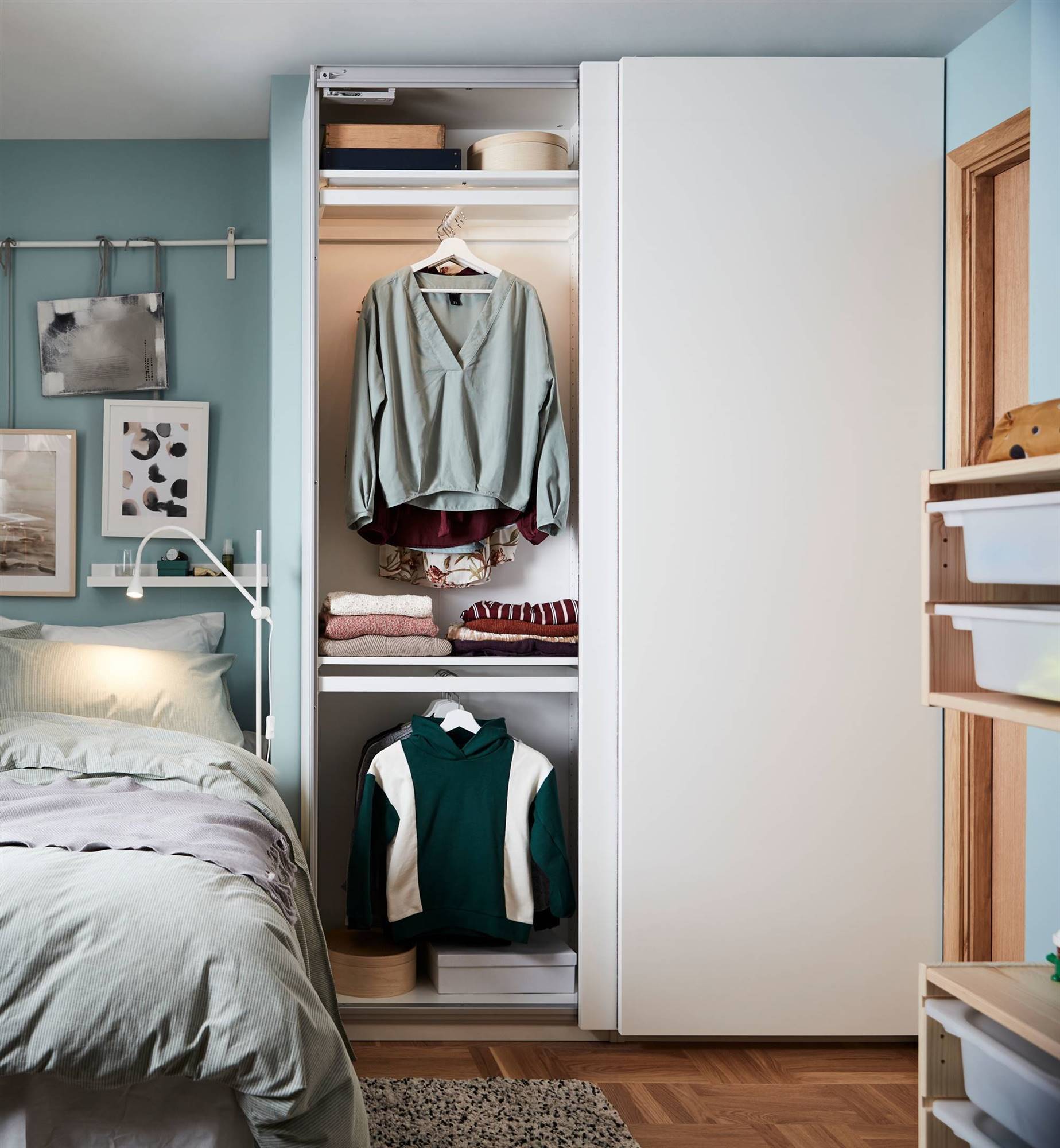 Dormitorio juvenil de IKEA con armario PAX y frentes HASVIK