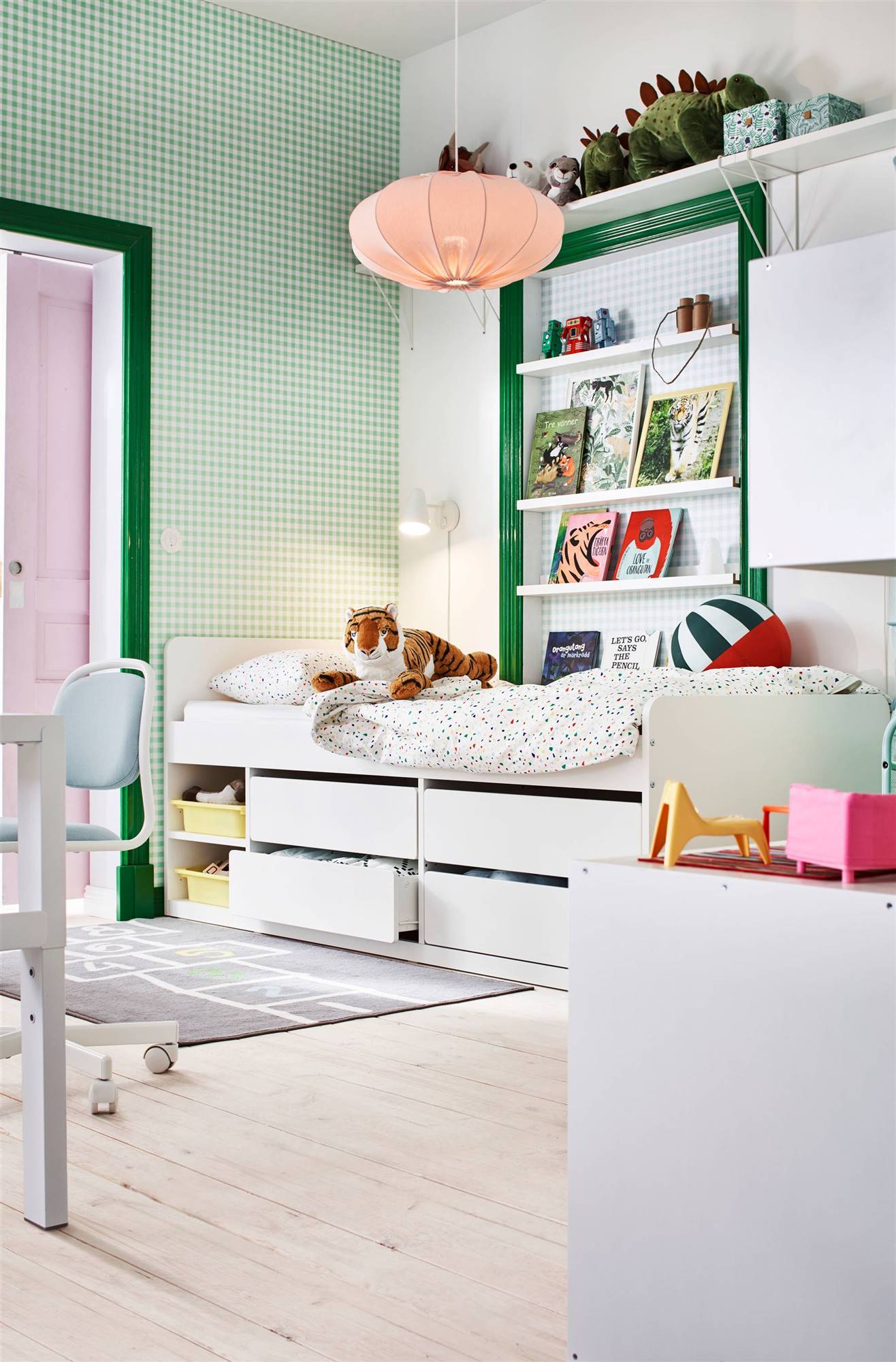 Dormitorio juvenil de IKEA con cama nido SLÄKT y estantería de obra con marco verde