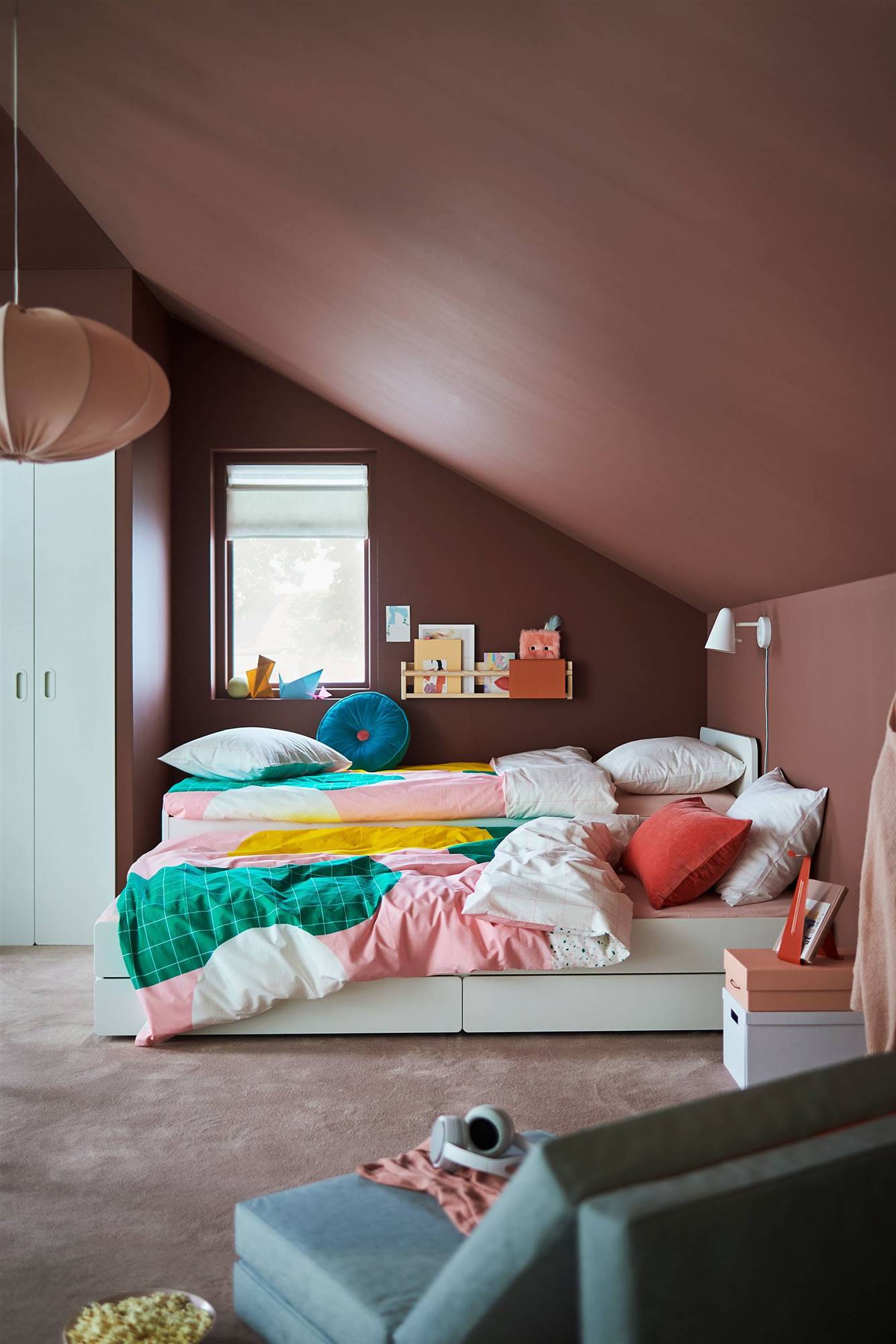 Dormitorio juvenil de IKEA con cama nido SLÄKT y funda nórdica MÖJLIGHET