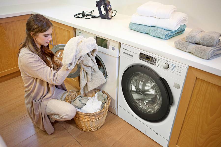 mujer metiendo ropa a la secadora 00351450