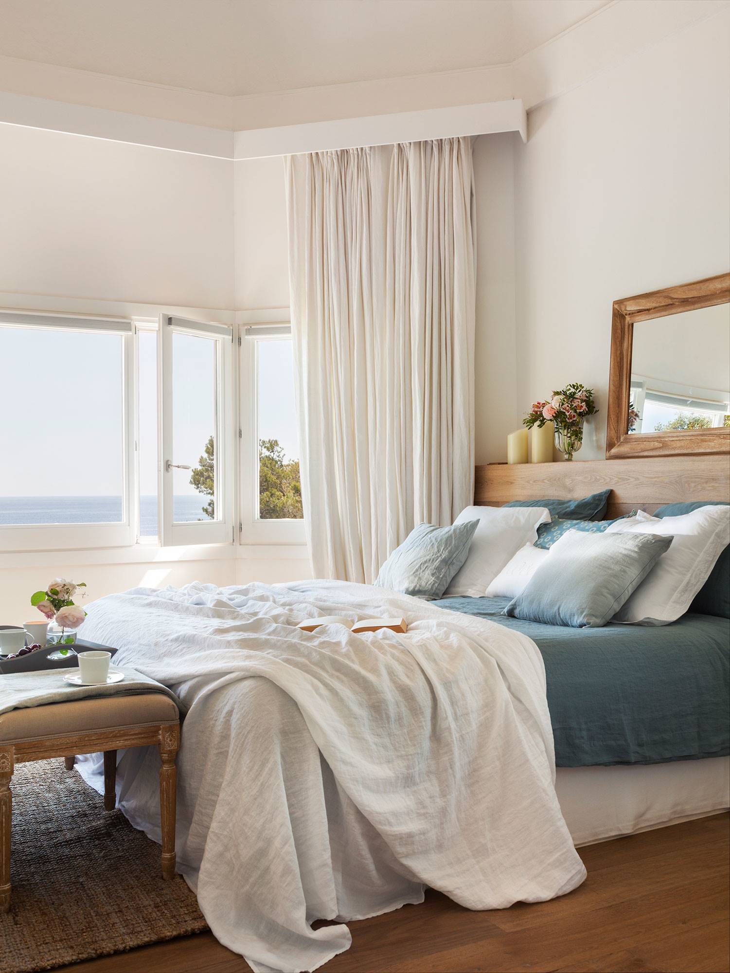 dormitorio-con-vistas-al-mar-y-ropa-de-cama-en-blanco-y-azul 172579e0