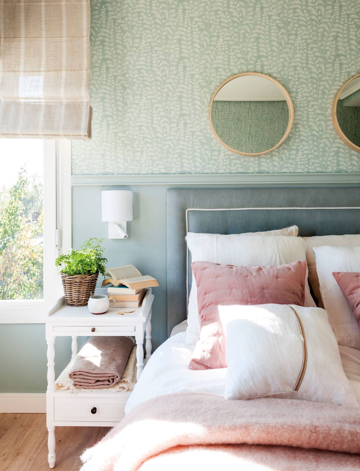 Dormitorio con papel pintado de hojas. 