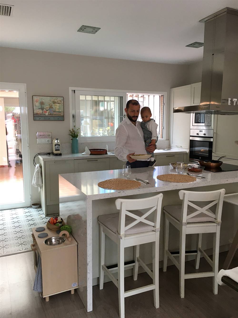 familia de Andrea Andreu en la cocina