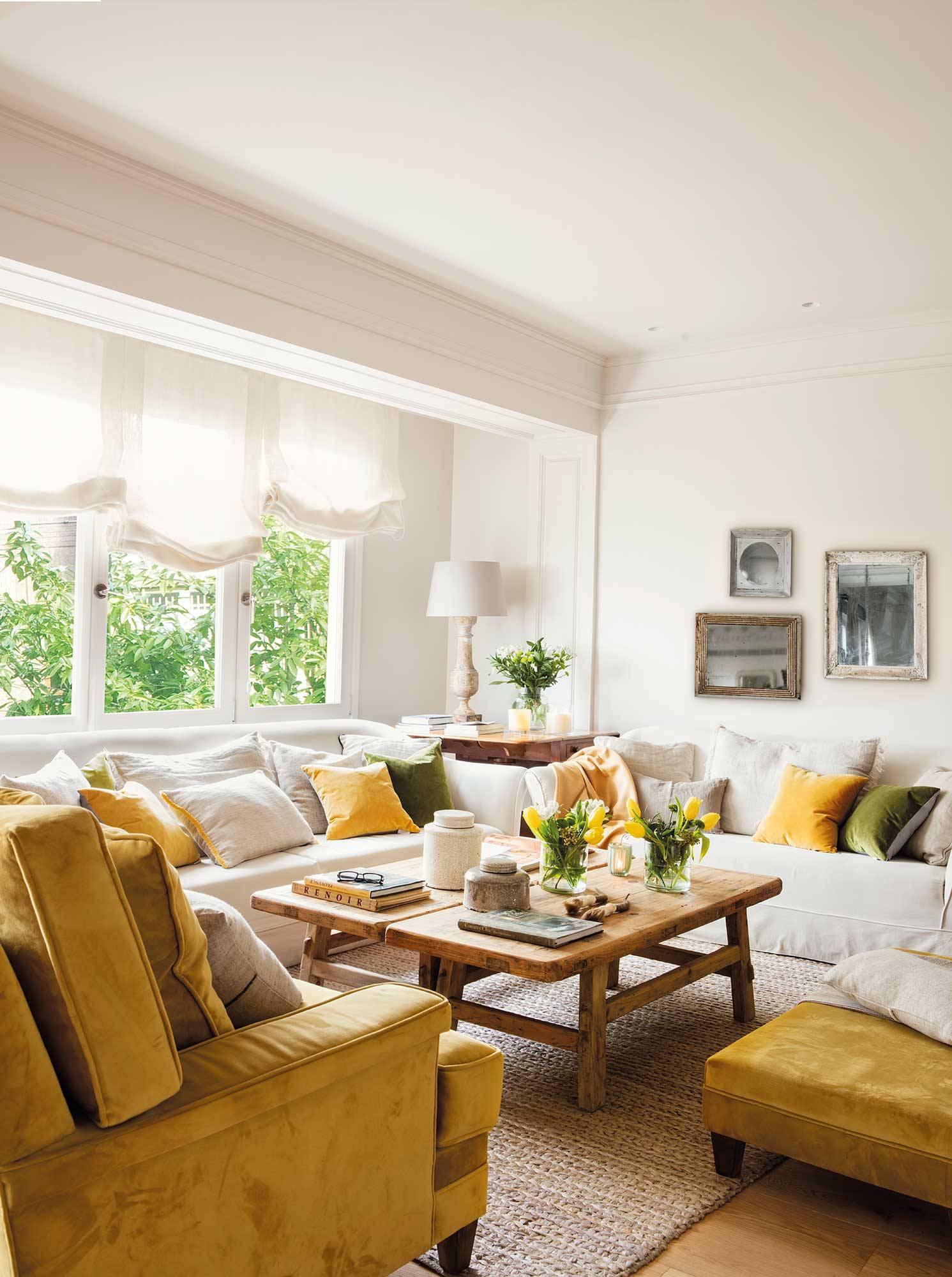 Salón clásico con piezas de herencia y butaca tapizada en amarillo 00495421