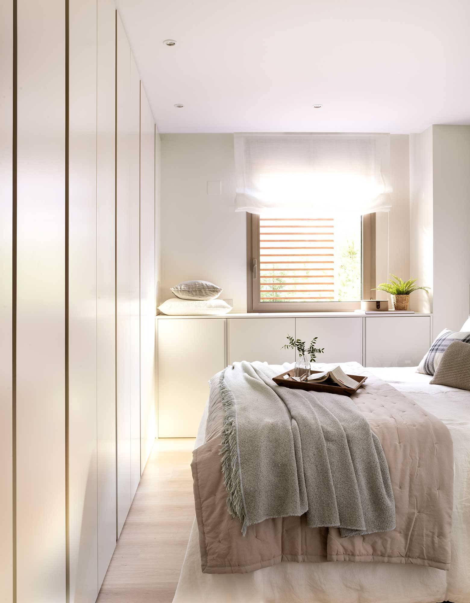 Dormitorio blanco con armario a pie de cama de punta a punta 00522582 O