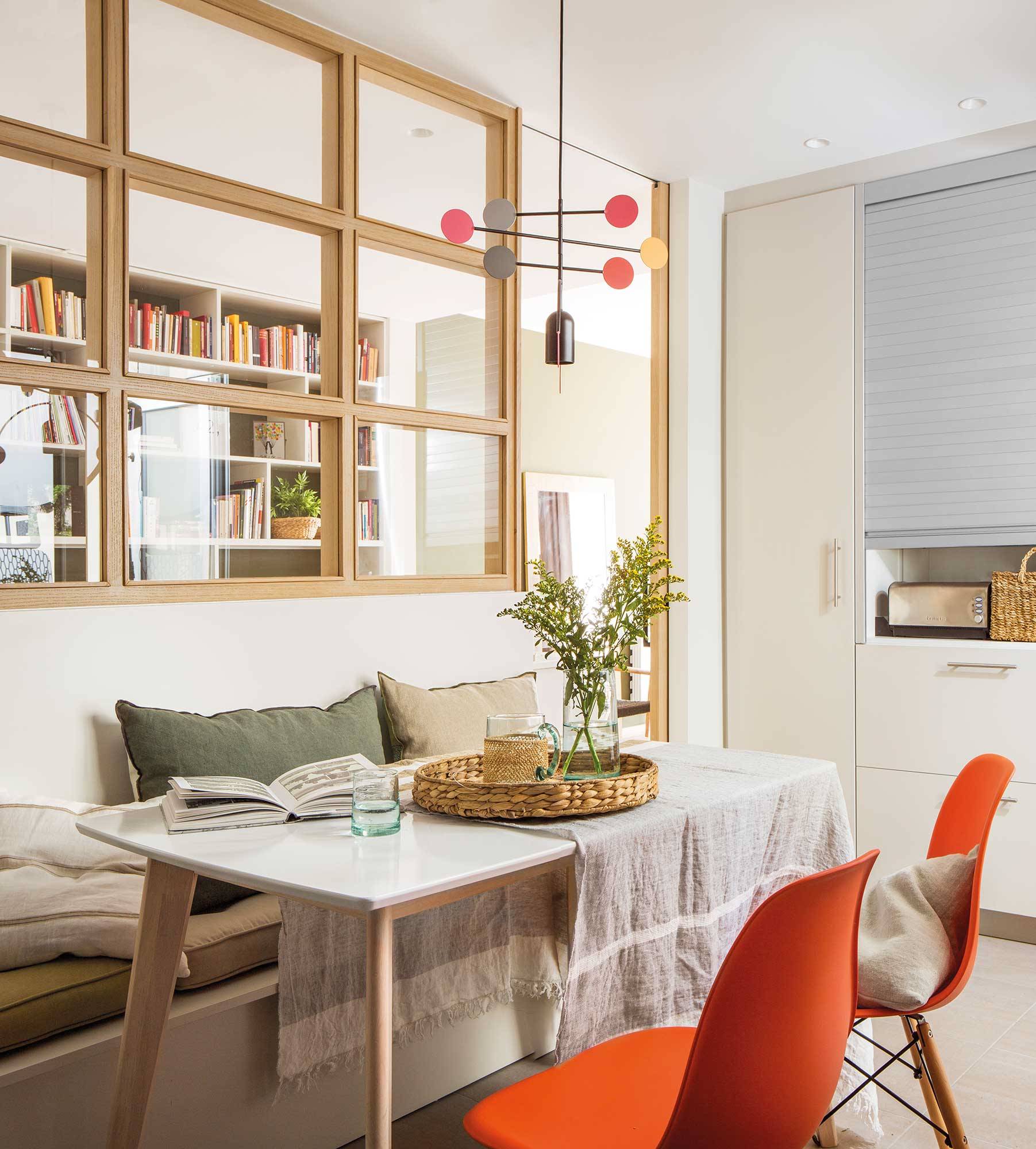 Office pequeño en cocina con cristalera de madera que comunica con el pasillo 00503819