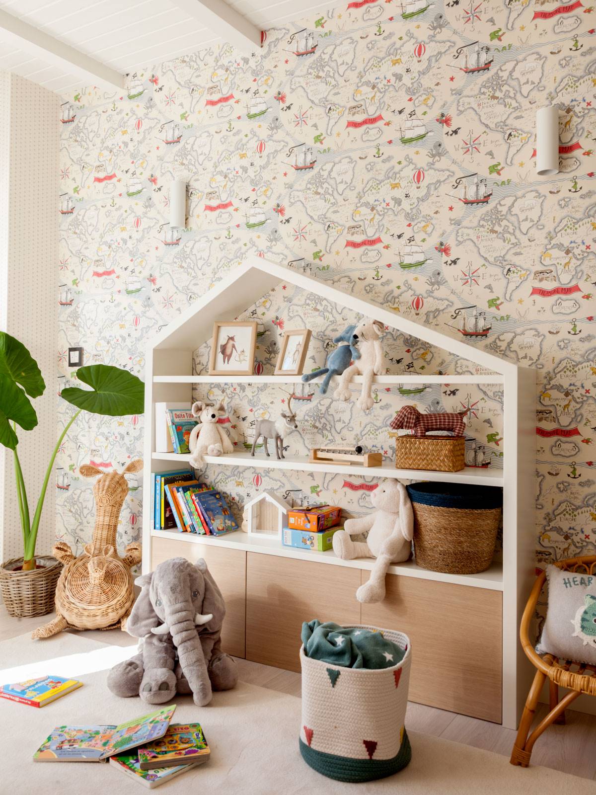 Zona de juegos con papel pintado, mueble con forma de casa, juguetes y alfombra-522729 O