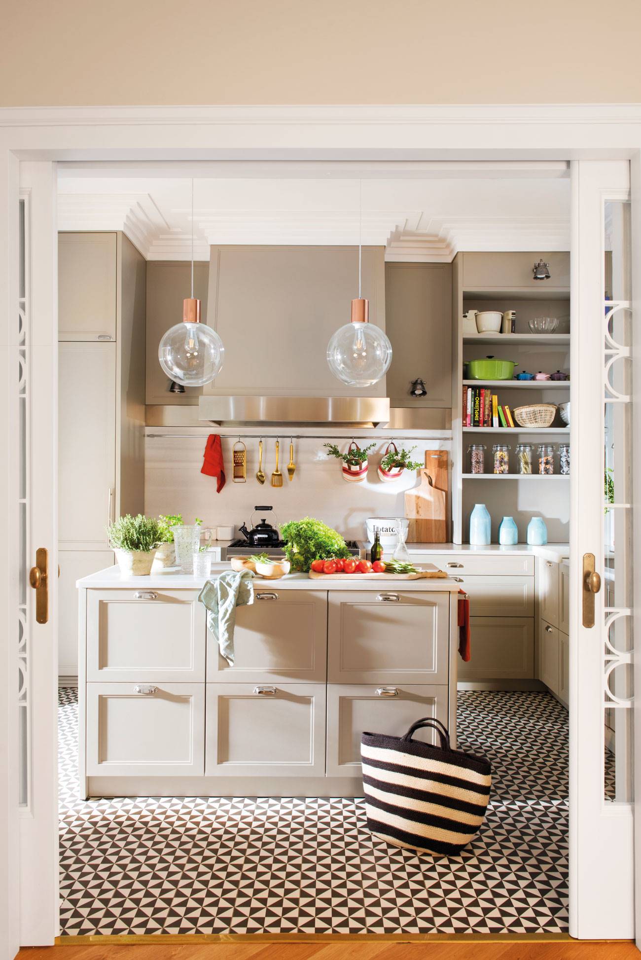 Cocina con doble puerta corredera de diseño ornamentado y chic