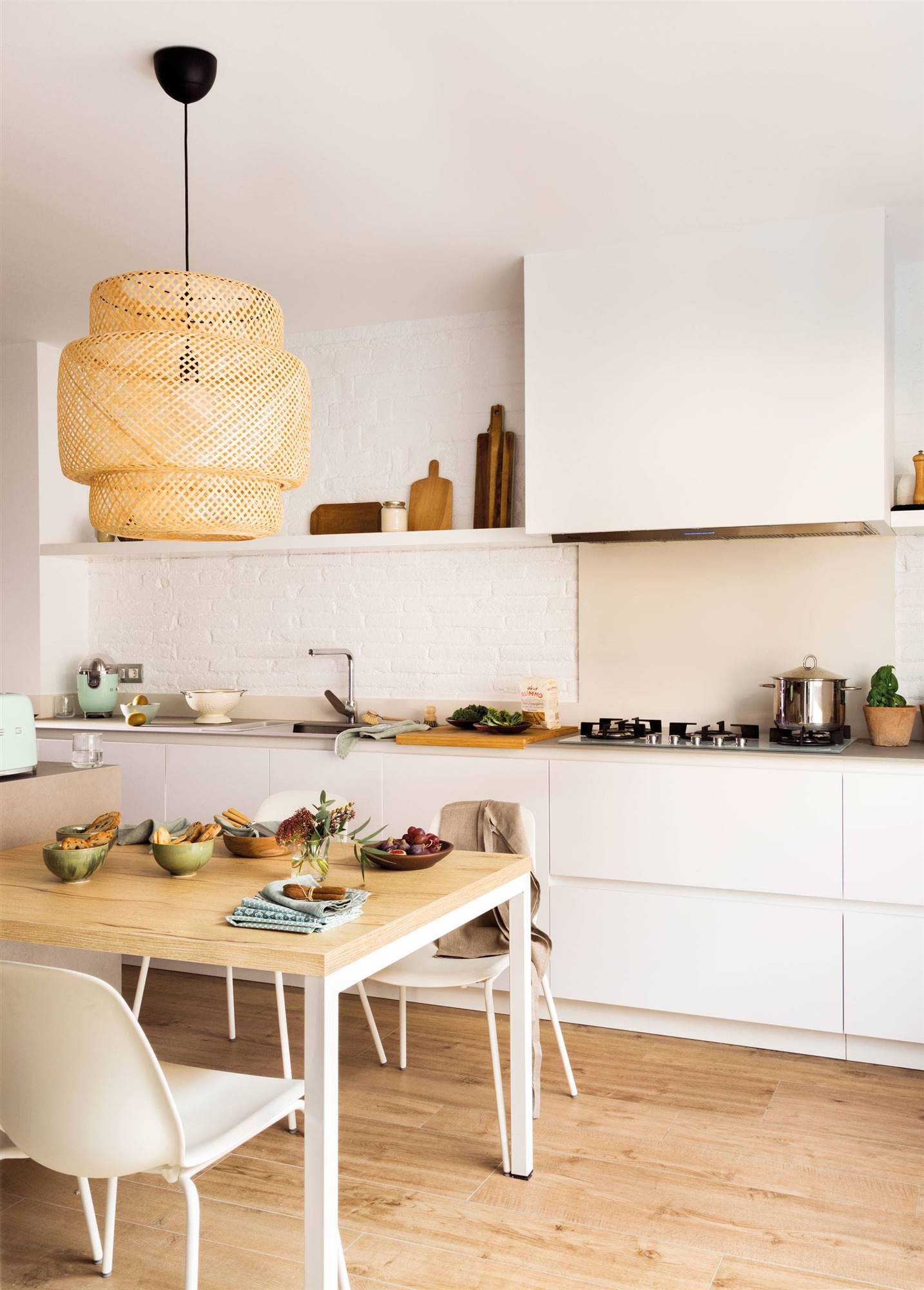 Cocina blanca nórdica con office y una lámpara suspendida de fibras naturales 00472319
