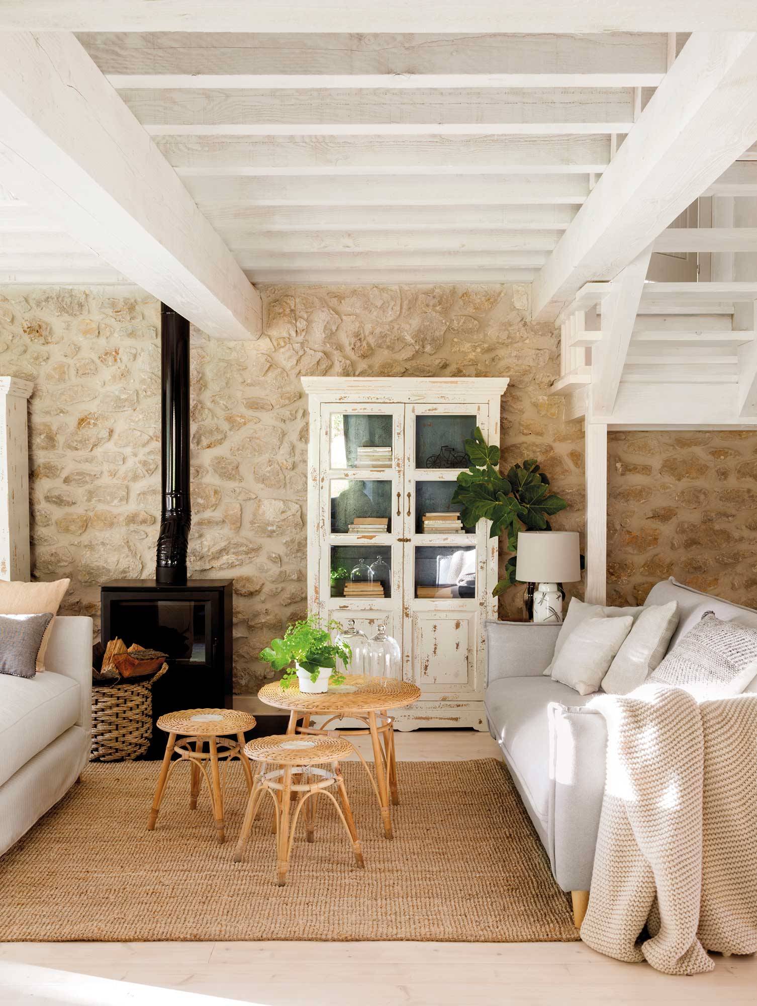 Salón de casa rústico con sofás blancos y alfombra de fibras 0530527