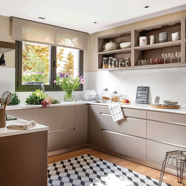 Una cocina con office en color visón perfecta para fans del orden (con plano y presupuesto)