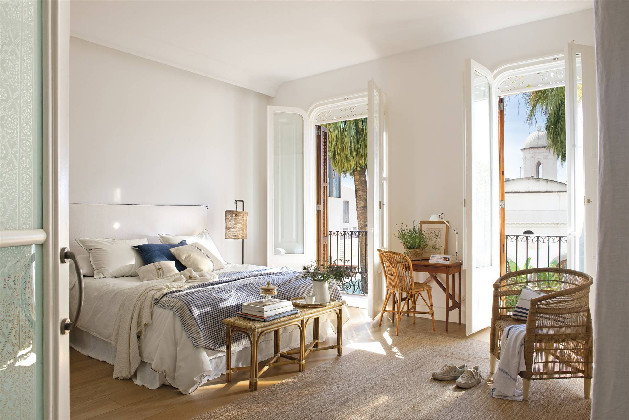 Dormitorio de primavera de estilo colonial con butacas de fibra.