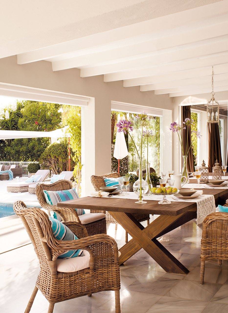 Un comedor de verano con puertas abiertas - Casa Marbella 