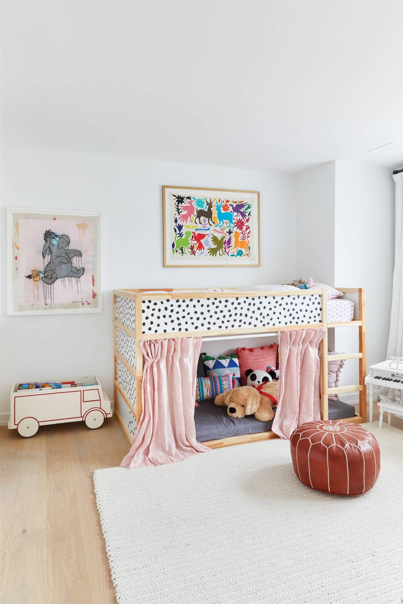 Hack de la literal infantil KURA de IKEA decorada con papel pintado y cortinas rosas, en Pinterest