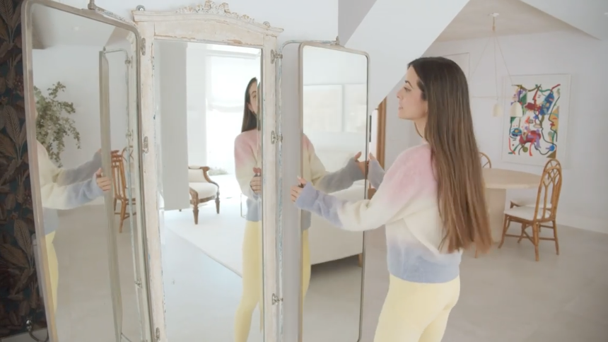 Espejo antiguo en el salón de la casa de María Fernández-Rubíes, foto de Instagram