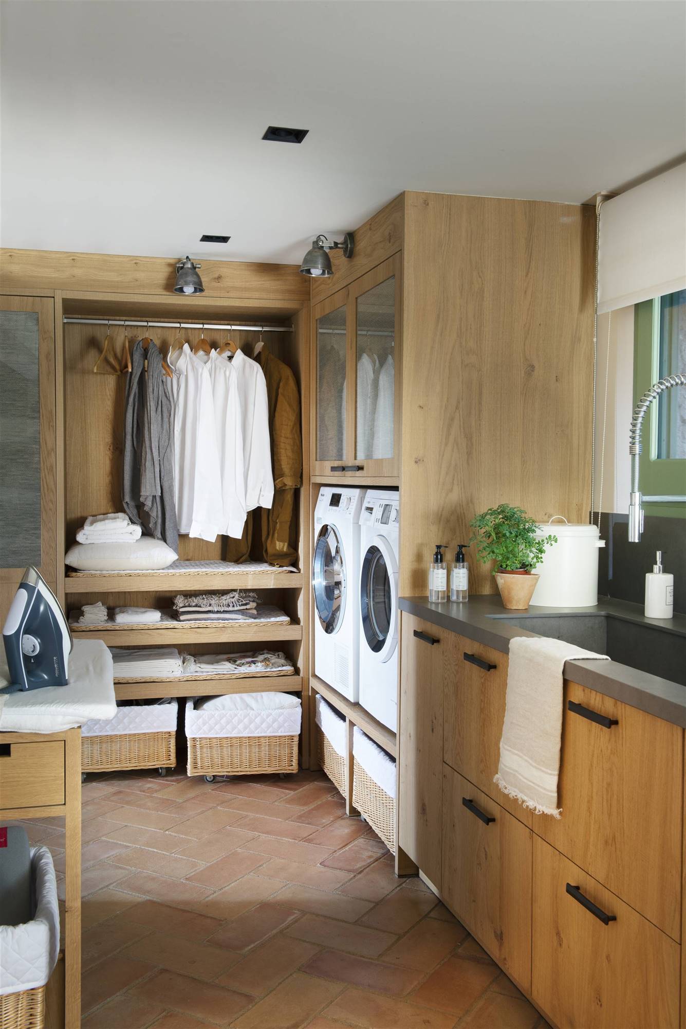 El cuarto de lavado ideal con zona de lavado y muchos armarios - 529085