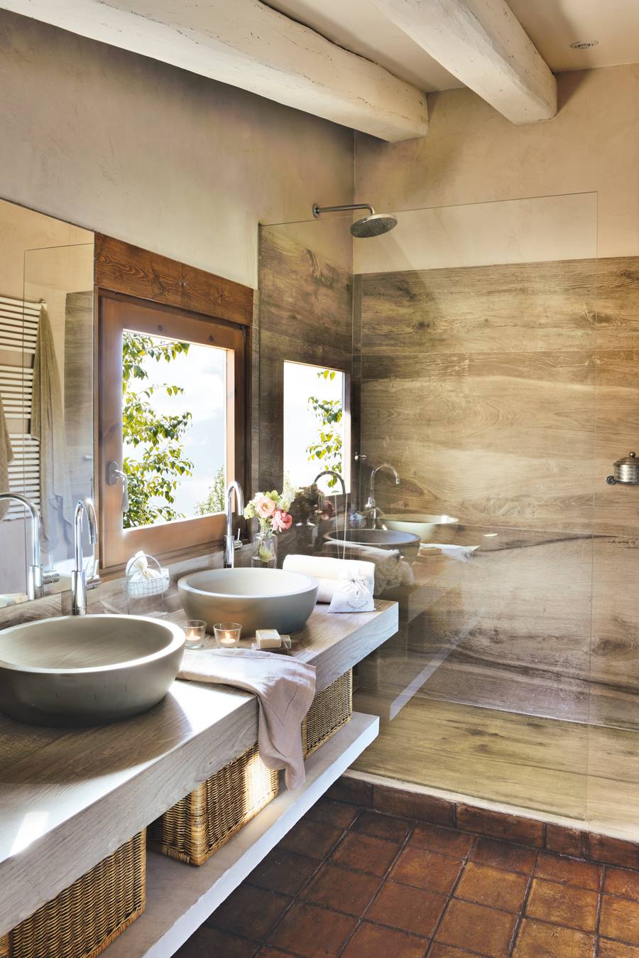 Baño rústico moderno con ducha con revestimiento y pavimento que imita la madera 00411694
