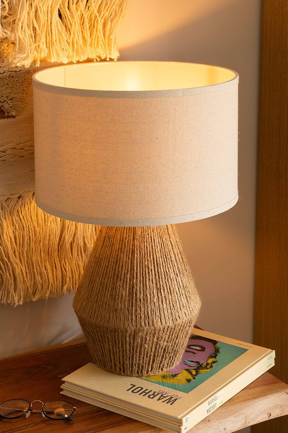 Lámpara de mesa con pantalla de lino y pie de papel trenzado de Sklum