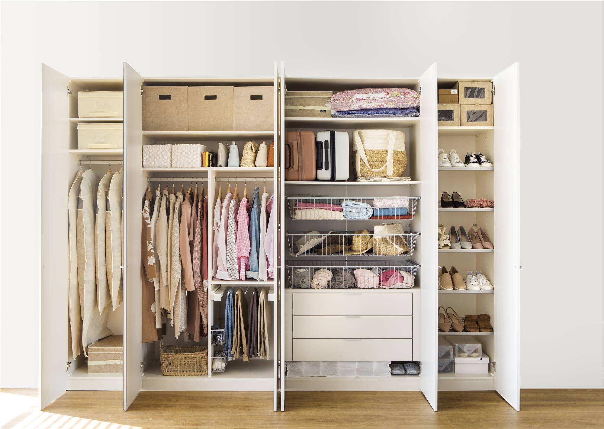 Interior de un armario con la ropa ordenada y clasificada