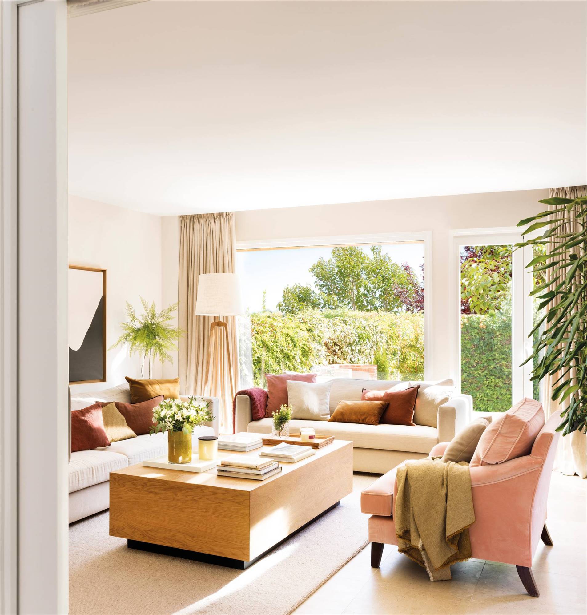 00513088 Salón con sofás blancos, butaca rosa y mesa de centro madera compacta