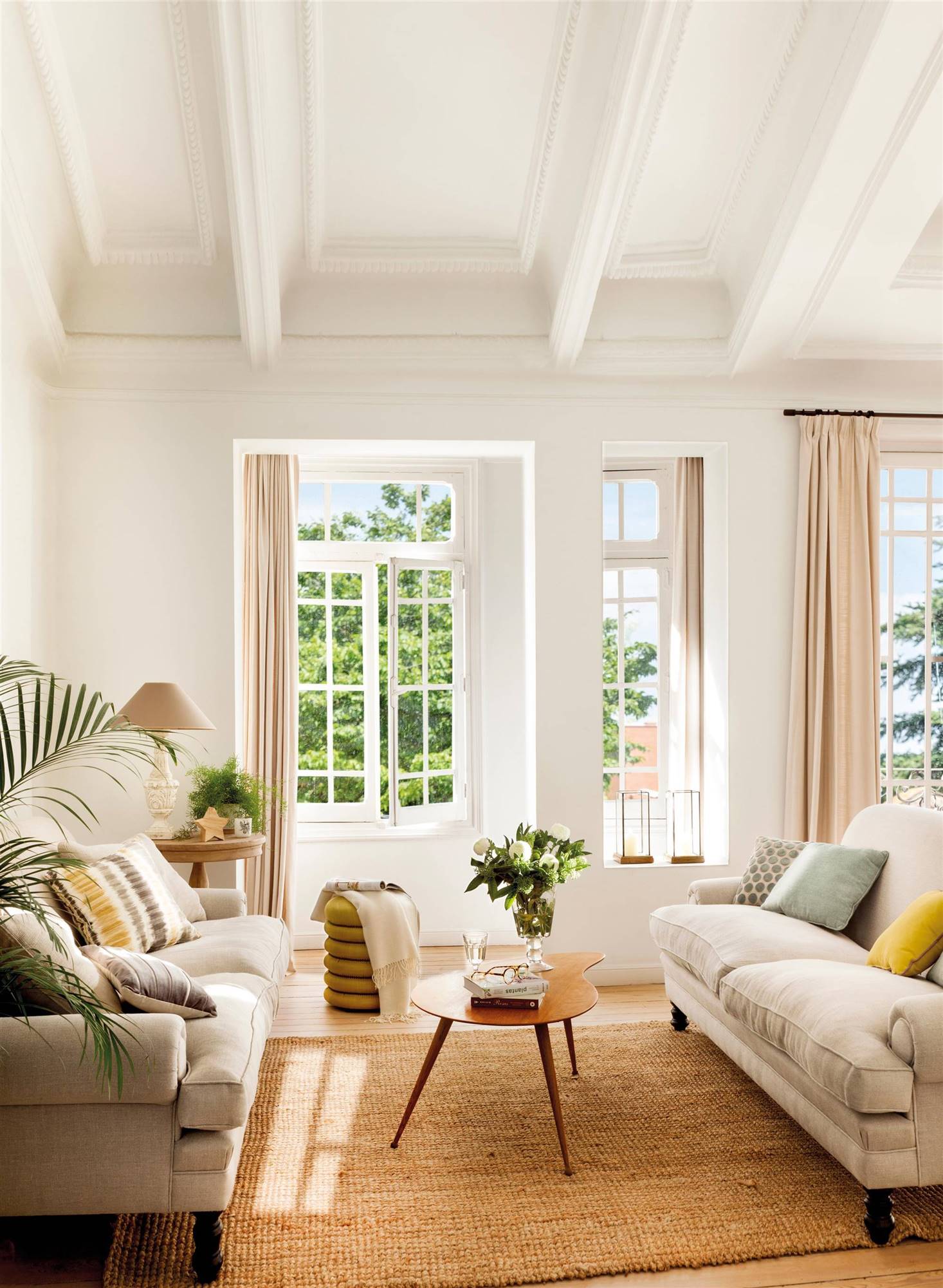 00518456 Salón con sofás blancos enfrentados y alfombra fibra