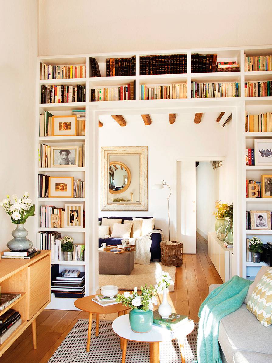 Salón pequeño con librería que salva una puerta 00395770
