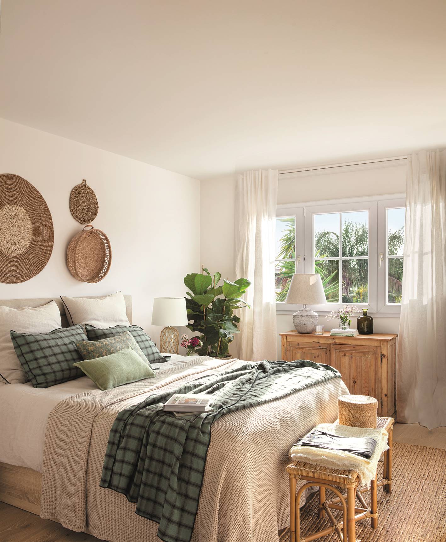 Dormitorio con muebles de madera y adornos de fibra natural.
