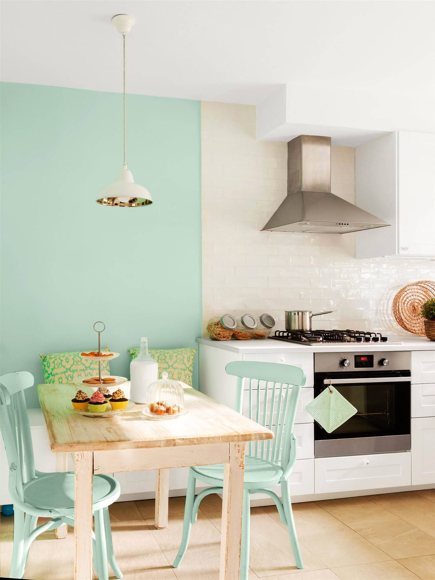 Cocina con pared pintada color verde mint y mesa con sillas 405982