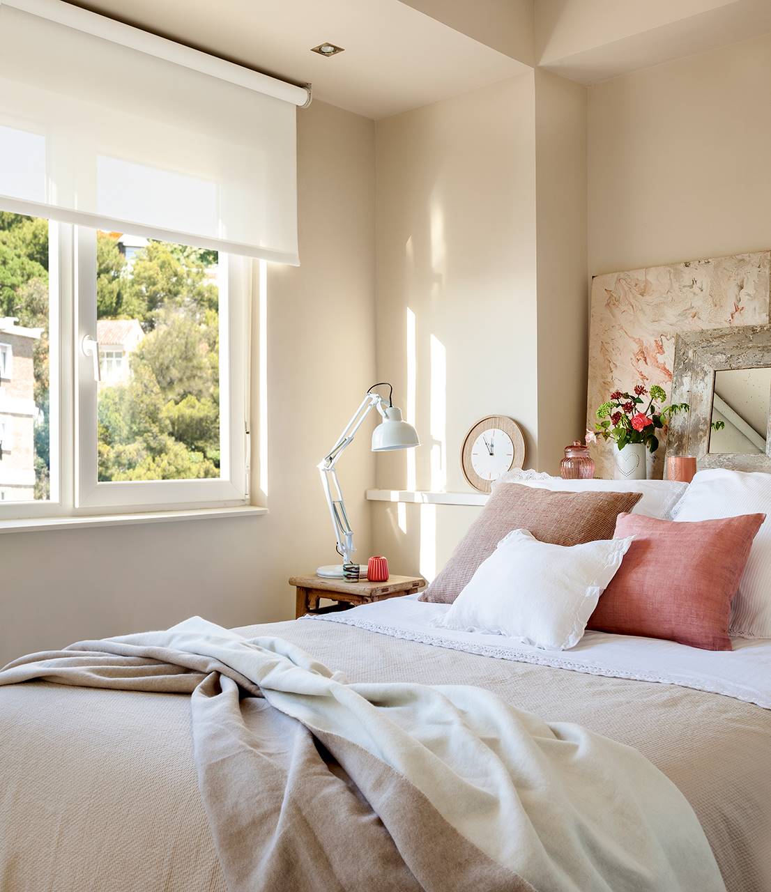 Dormitorio en tonos crema y rosa 