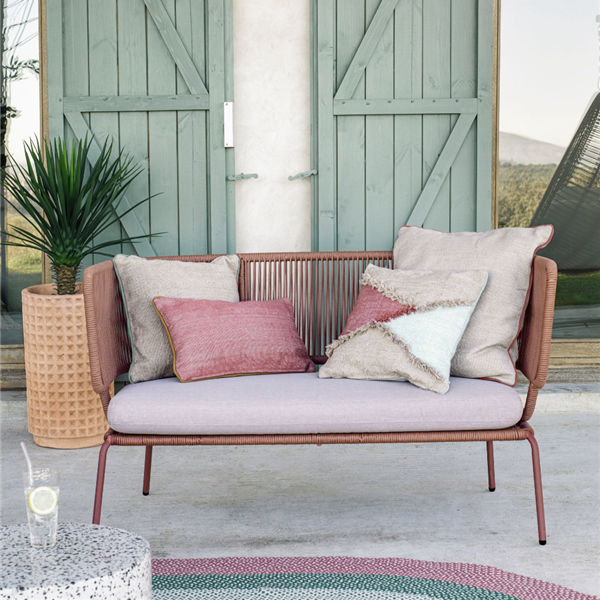 Decora tu terraza o jardín con estos muebles llenos de color 