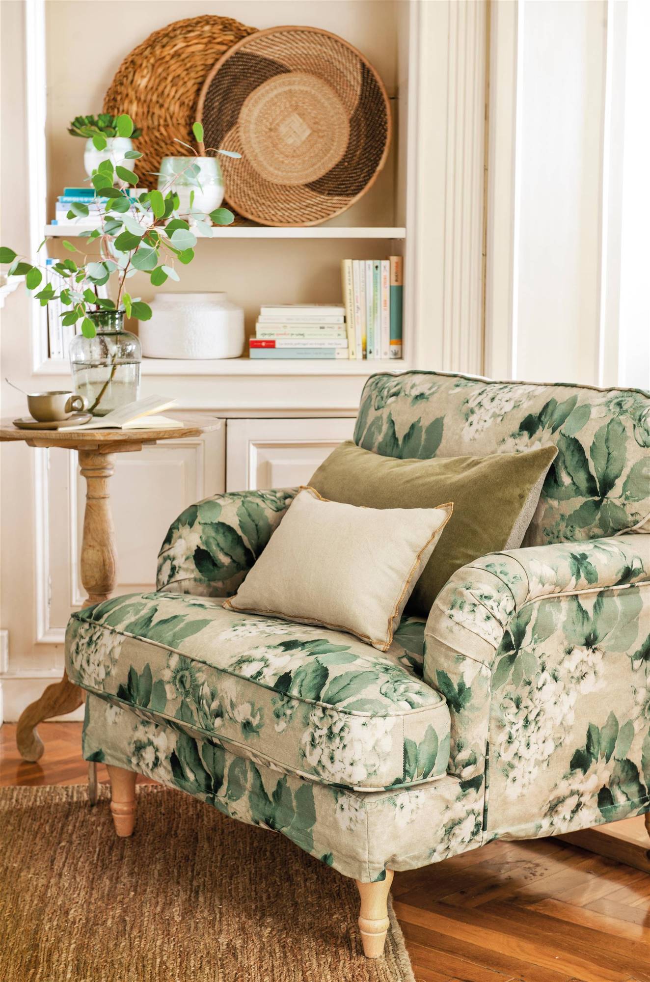 Butaca con tapizado floral en tonos verdes 00512883