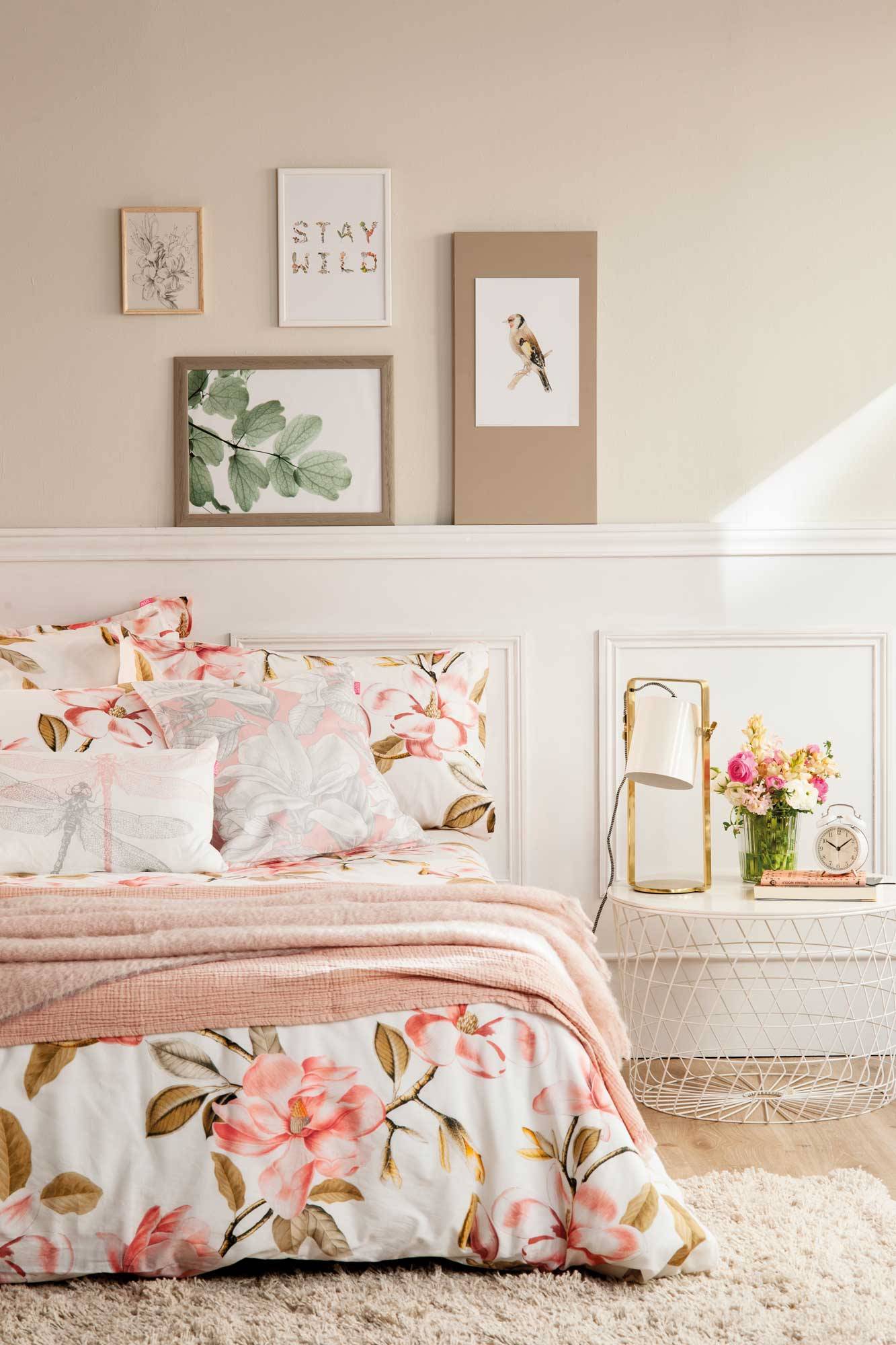 Dormitorio de estilo romántico con ropa de cama floral en tonos rosas y neutros 00508333