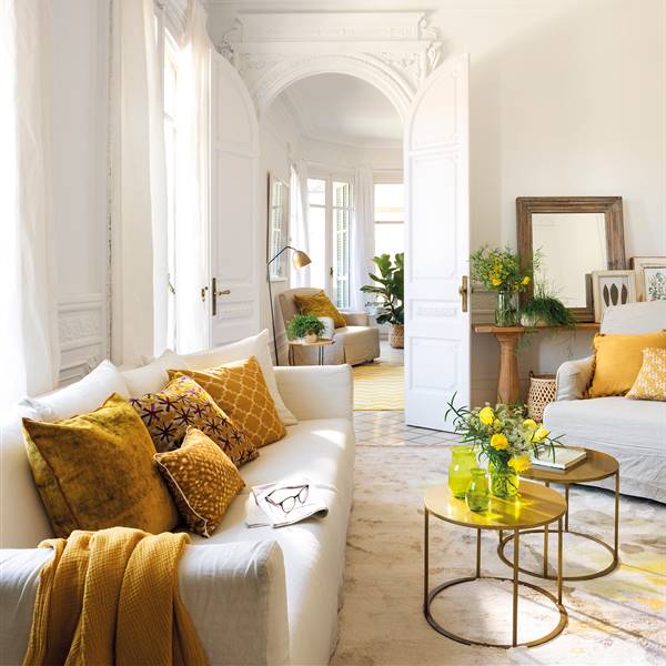 Salón clásico con sofá blanco y cojines amarillos y dorados_ 00454744