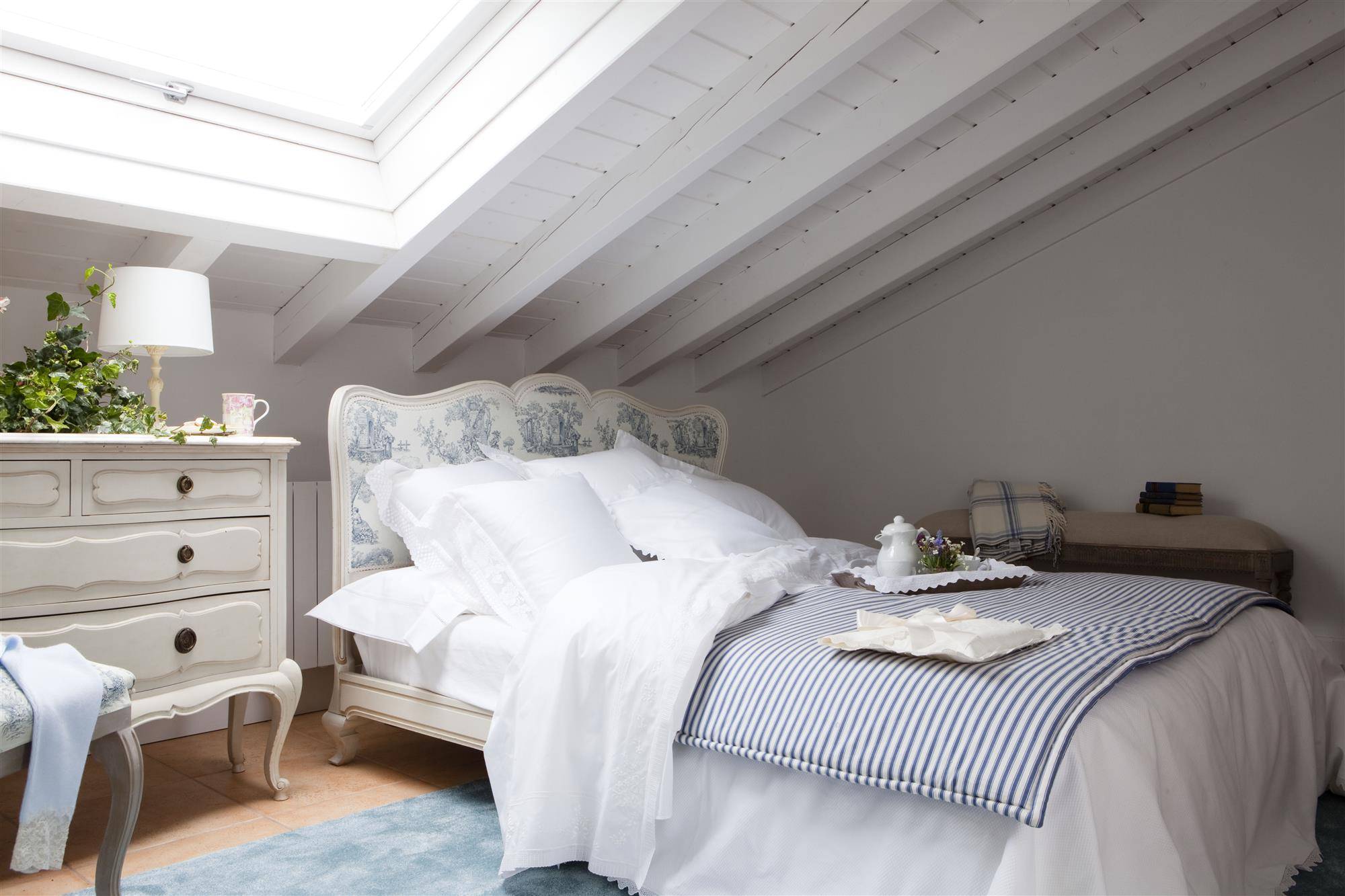Dormitorio con cabecero tapizado de estilo francés 00315410