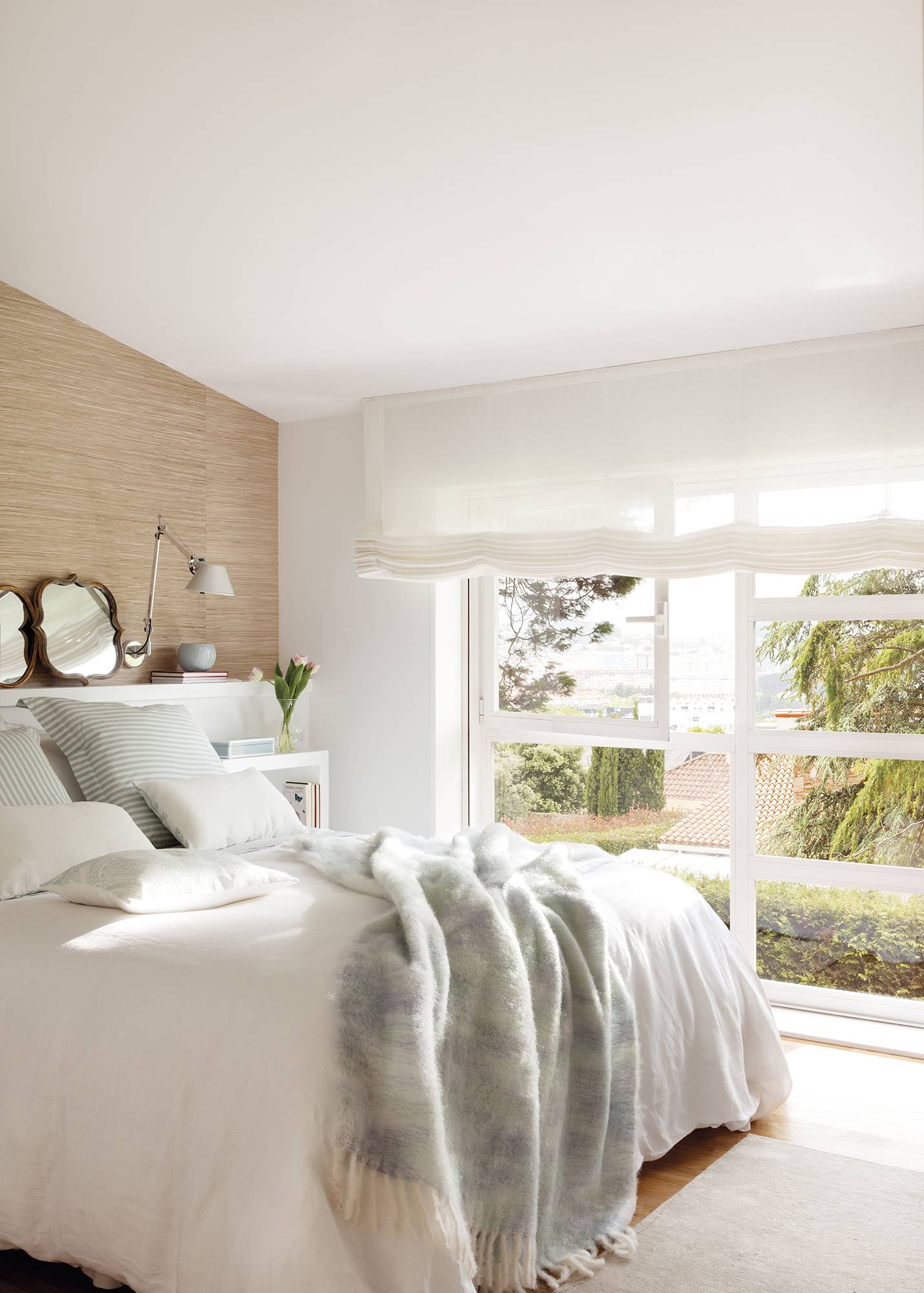Dormitorio con ventana y luz natural