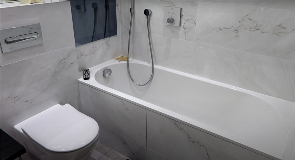 Baño revestido en mármol en casa de la youtuber Marta Díaz, foto de YouTube