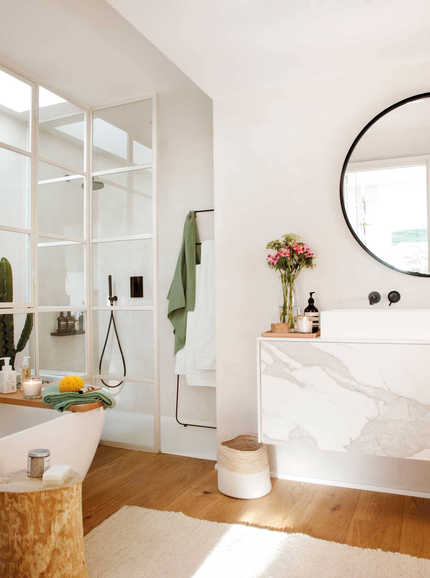 Baño moderno con ducha y bañera decorado en blanco, con el mueble bajo lavabo con el frente de mármol 00503771