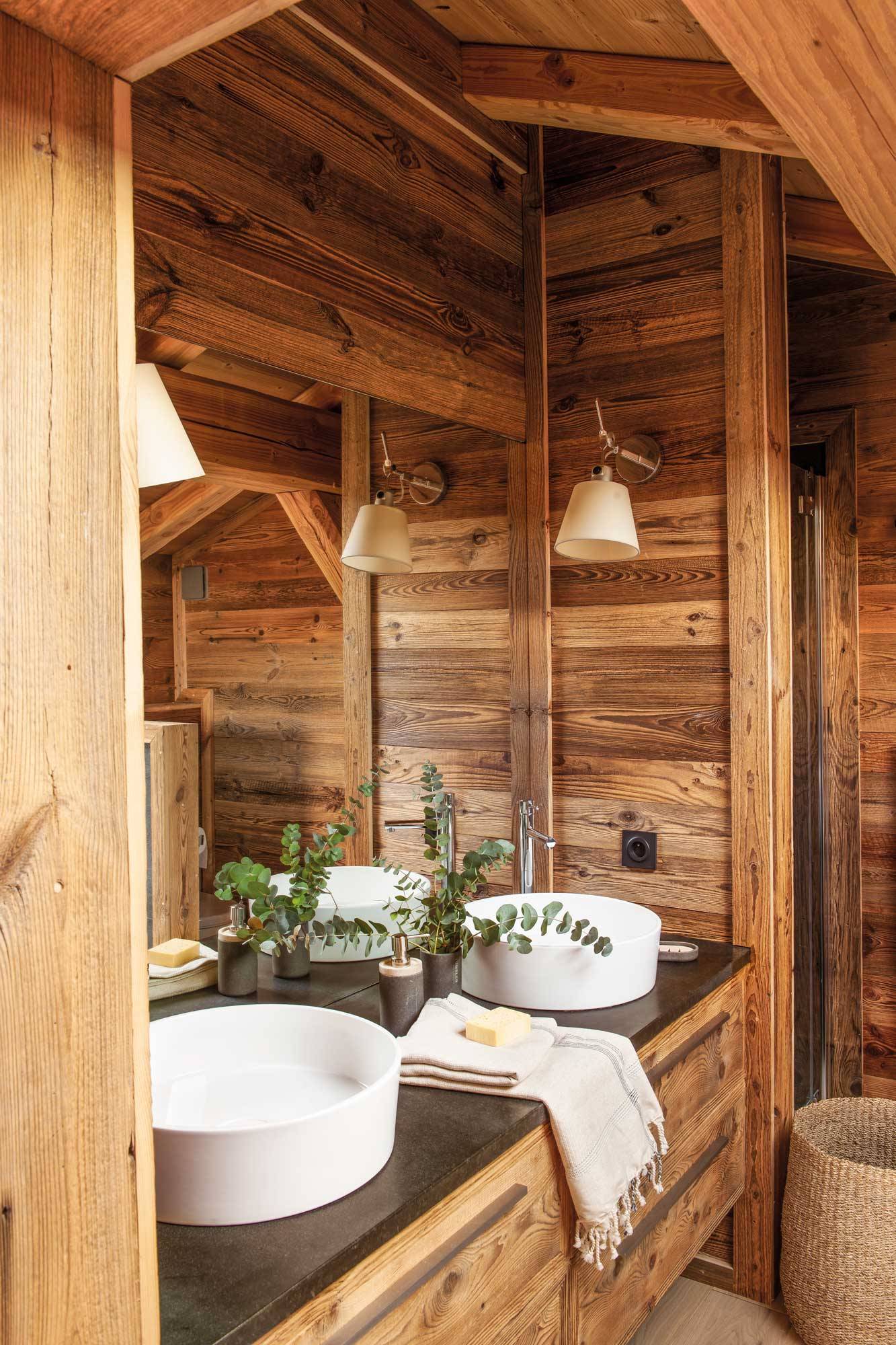 Baño rústico con mobiliario y revestimientos de madera.