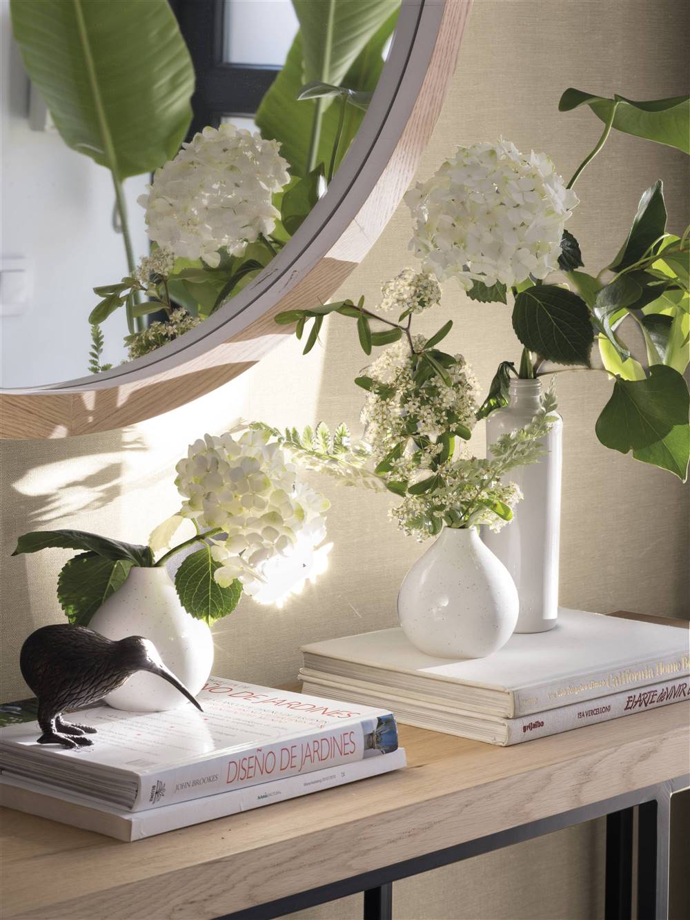 Detalles recibidor claro con espejo redondo, plantas y libros - 00527518