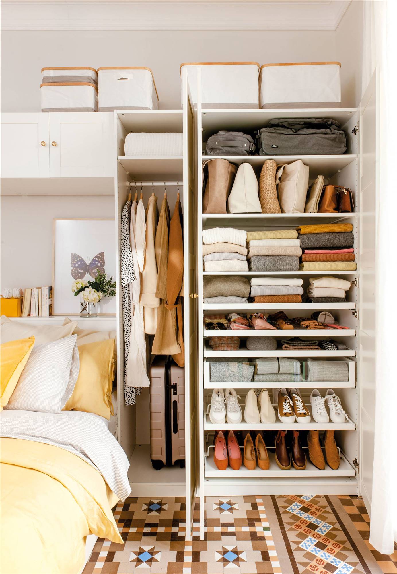 Ausencia loseta Permitirse Cómo organizar y aprovechar el espacio en un armario pequeño