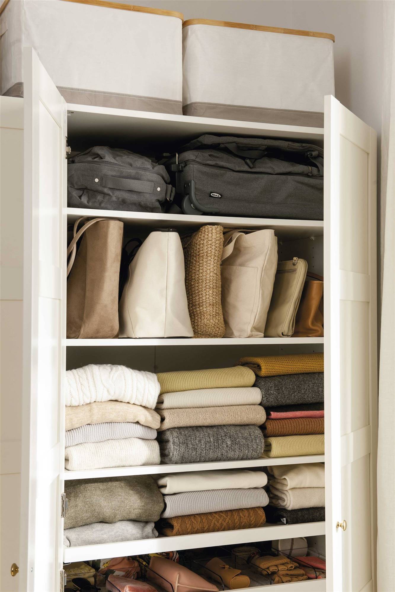 interior-de-armario-con-ropa-doblada-y-cajas-00522406