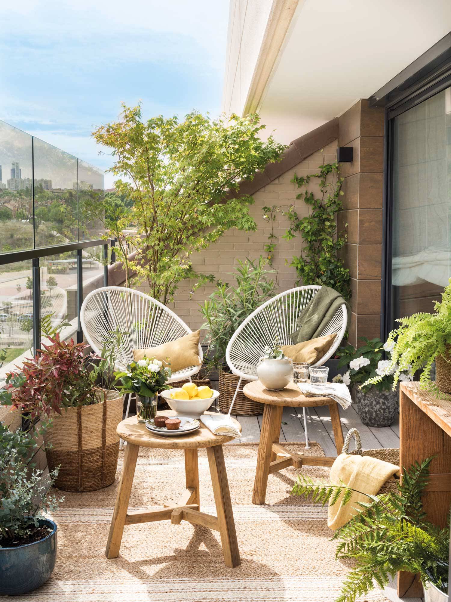 Terraza con plantas, taburetes de madera y dos sillas Acapulco blancas 00511496