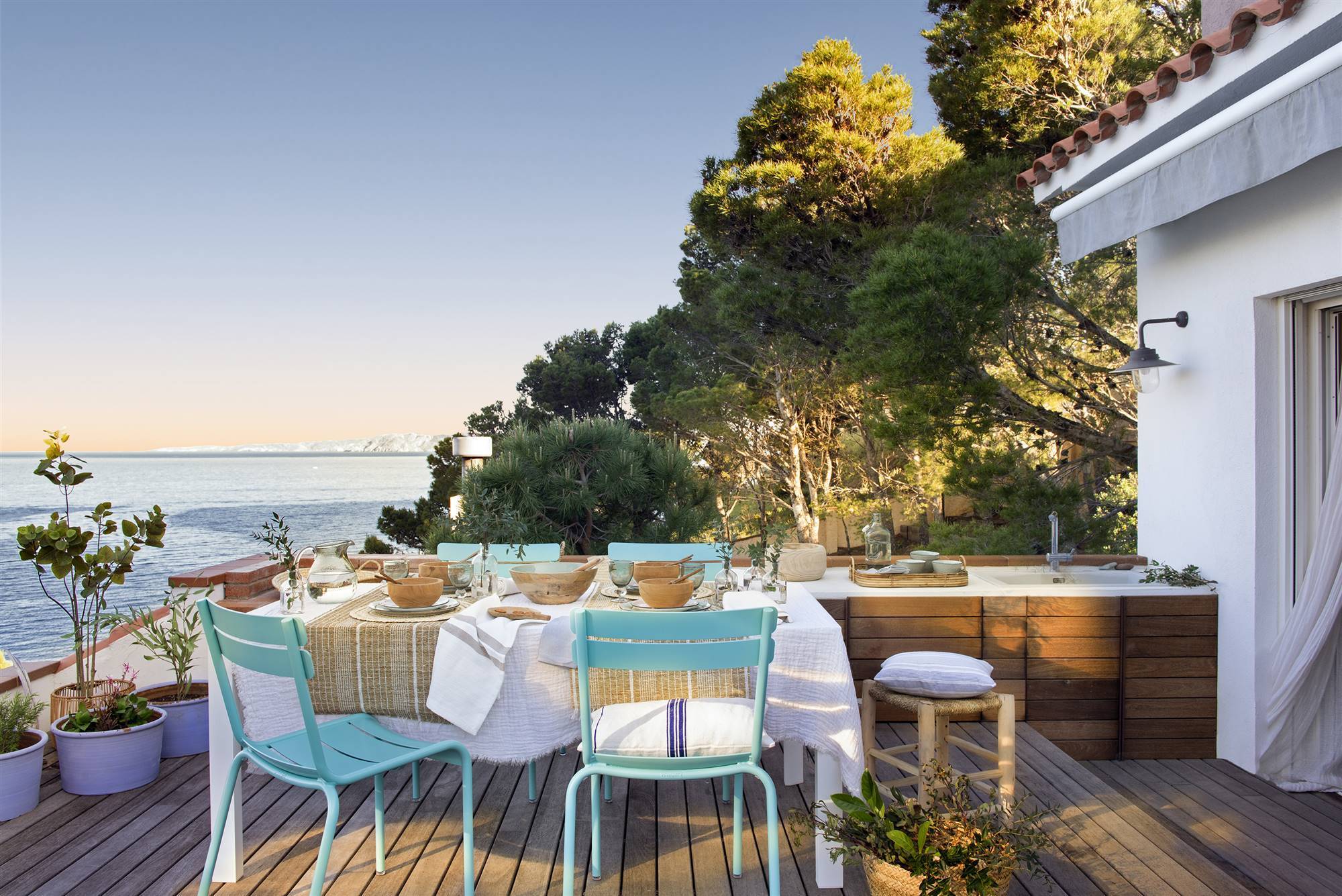 Terraza de apartamento de verano con cocina exterior y vistas al mar 
