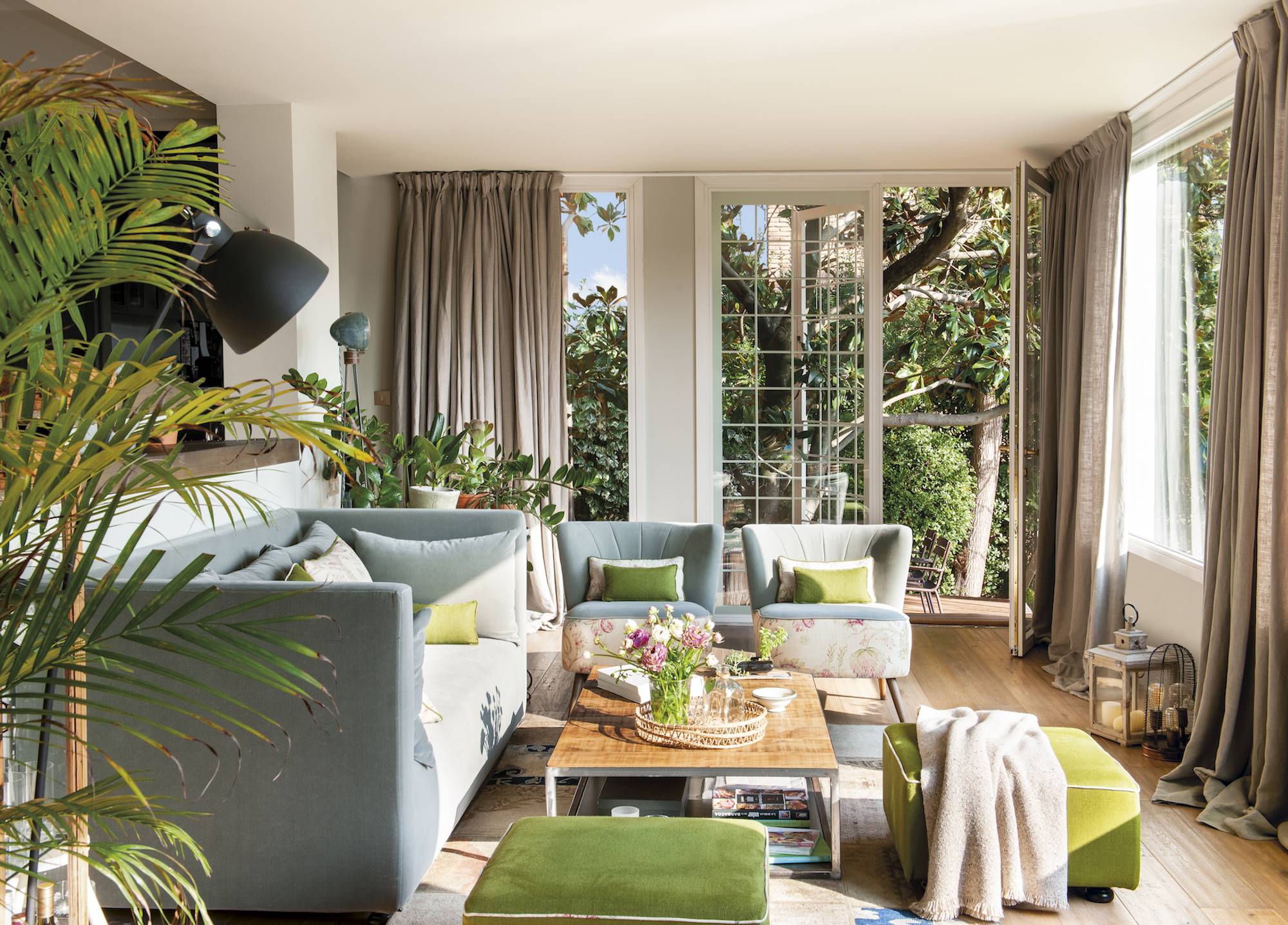 Salón con sofá y butacas tapizadas en color verde agua y reposapiés en color verde pistacho 00500577