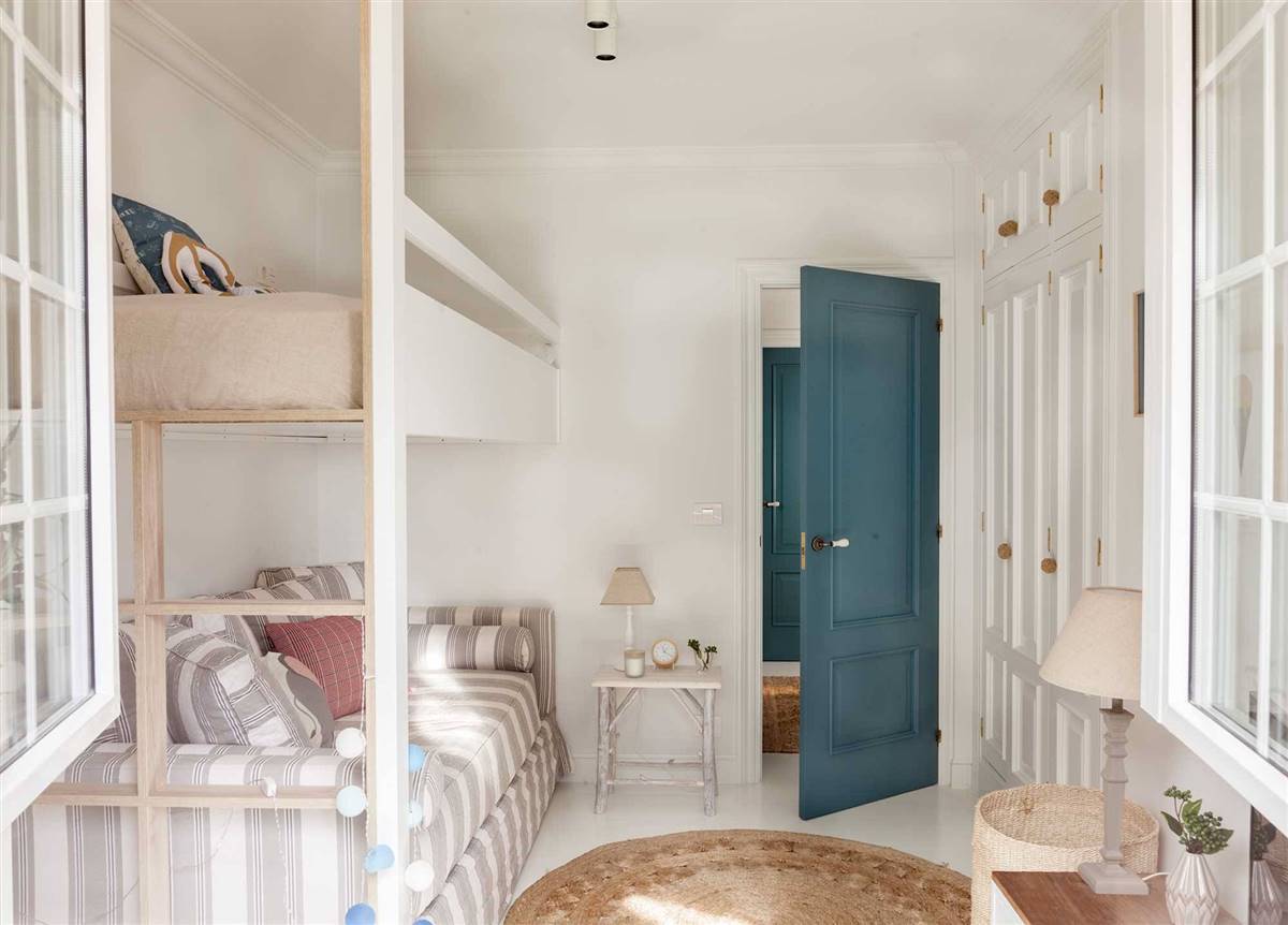 Dormitorio infantil con litera y puerta en azul