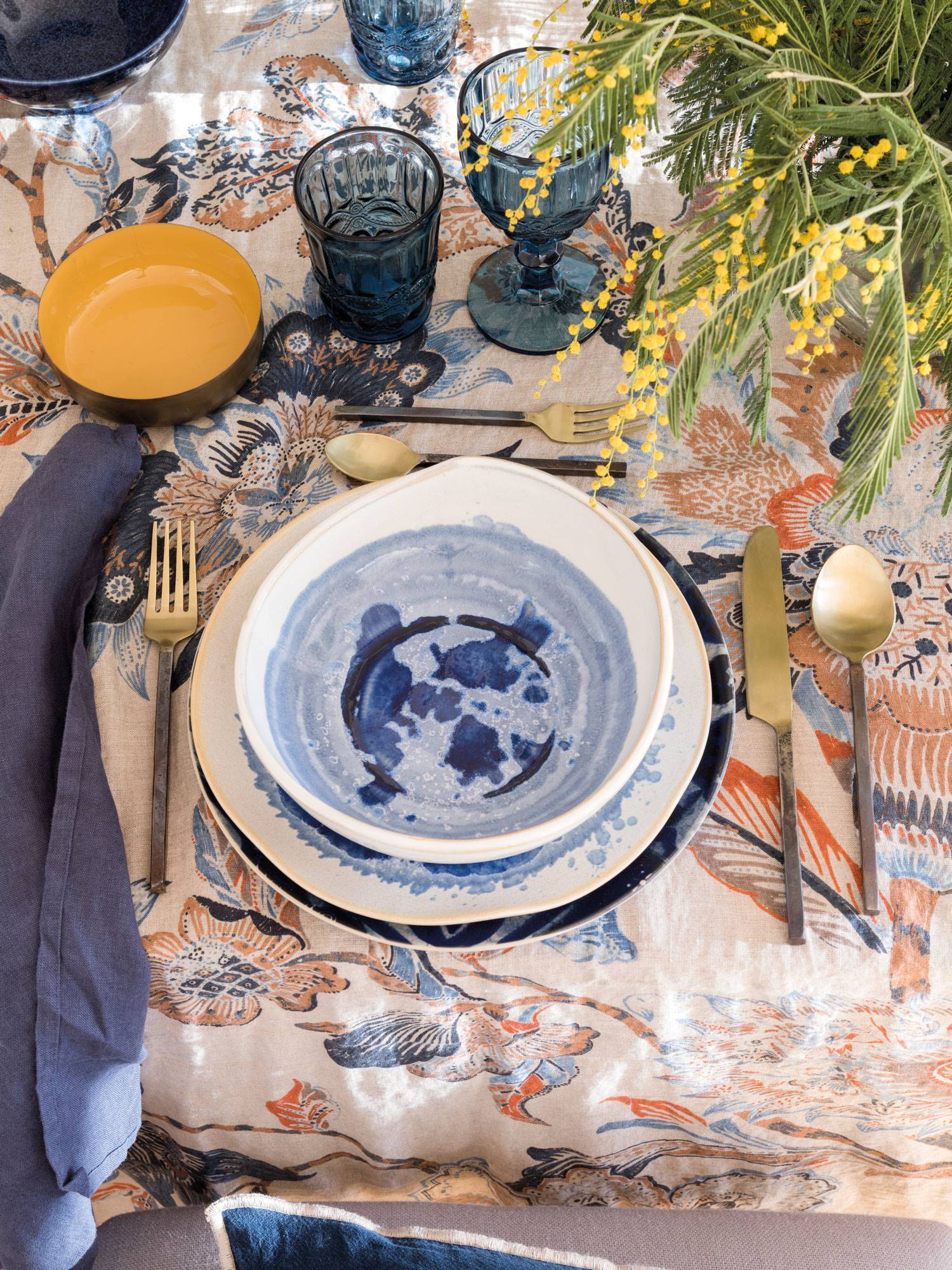 mesa con menaje azul w00521176