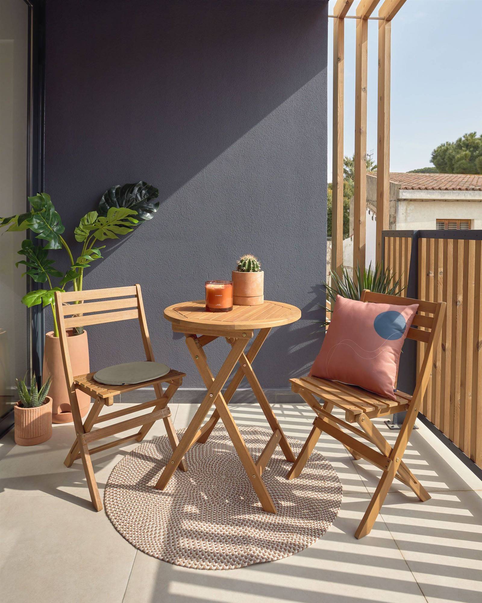 Set de dos sillas y una mesa de jardín plegables de madera de acacia de Kave Home