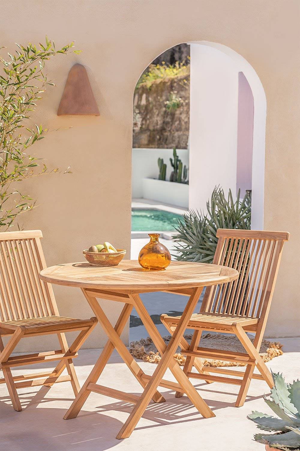 Set de jardín con mesa redonda de comedor y dos sillas de madera de teca de Sklum