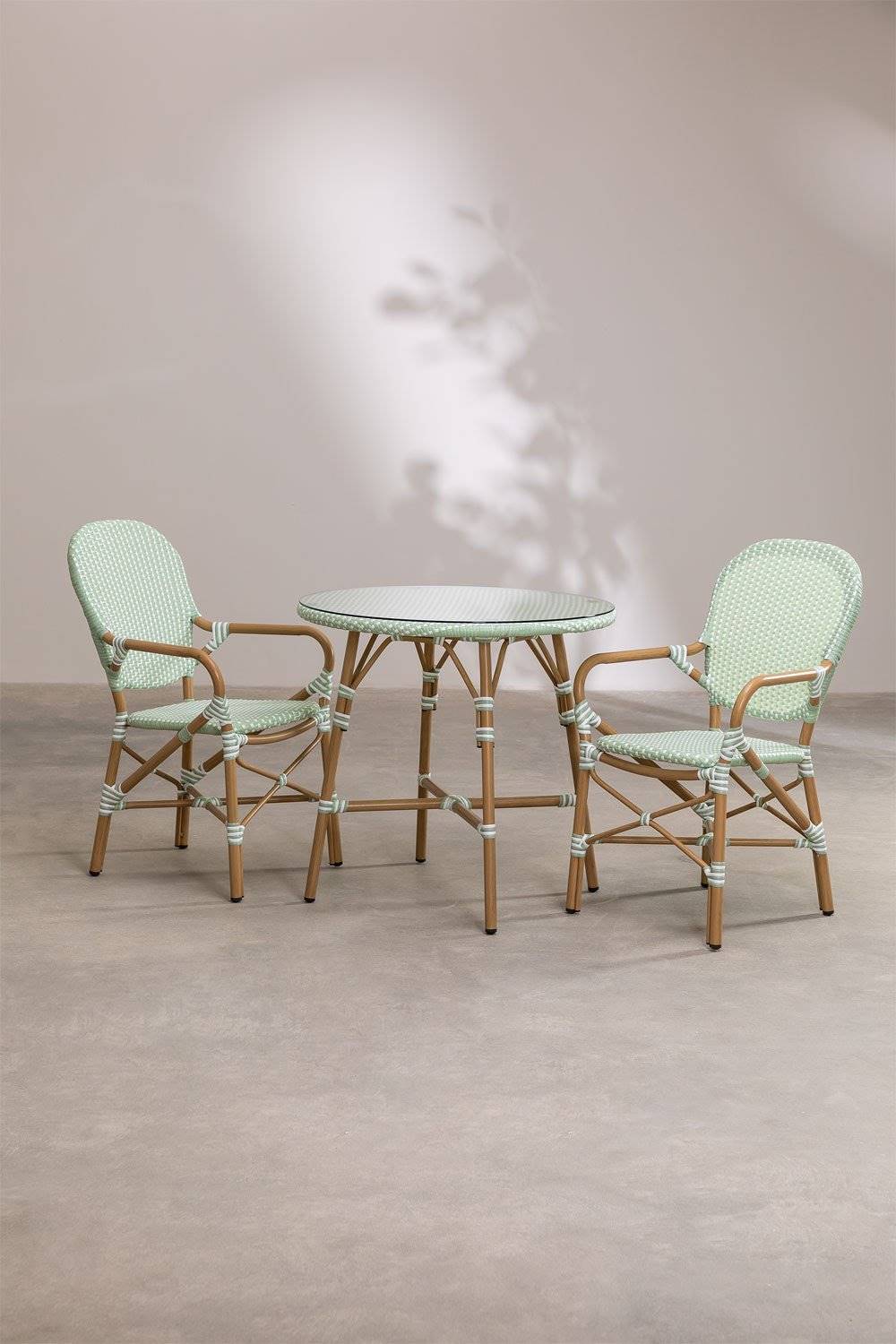 Set de jardín de mimbre sintético verde trenzado con mesa de centro y dos sillas de Sklum